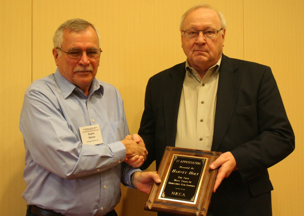 Duane giving plaque to HarveyIMG_9050